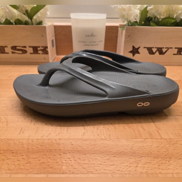 Oofos OOlala Sandals Womens 9 Gray/Silver Recovery Thong Flip Flop Comfort - Picture 3 of 9